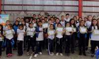 Los estudiantes participantes del proyecto recibieron diplomas de participación. (Foto Prensa Libre: Cortesía Eduline).