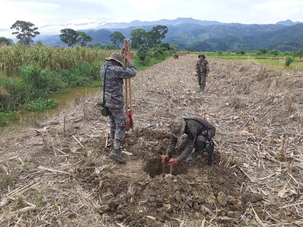 Soldados del Ejército destruyen la pista clandestina que se usó para aterrizaje de aeronaves. (Foto Prensa Libre: Cortesía) 