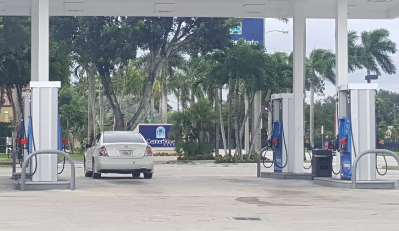 Los habitantes de la costa oeste de Florida se preparan con insumos, como gasolina y vivieres, para afrontar posibles eventualidades provocadas por el huracán Dorian. (Foto Prensa Libre: Erick Acevedo García)