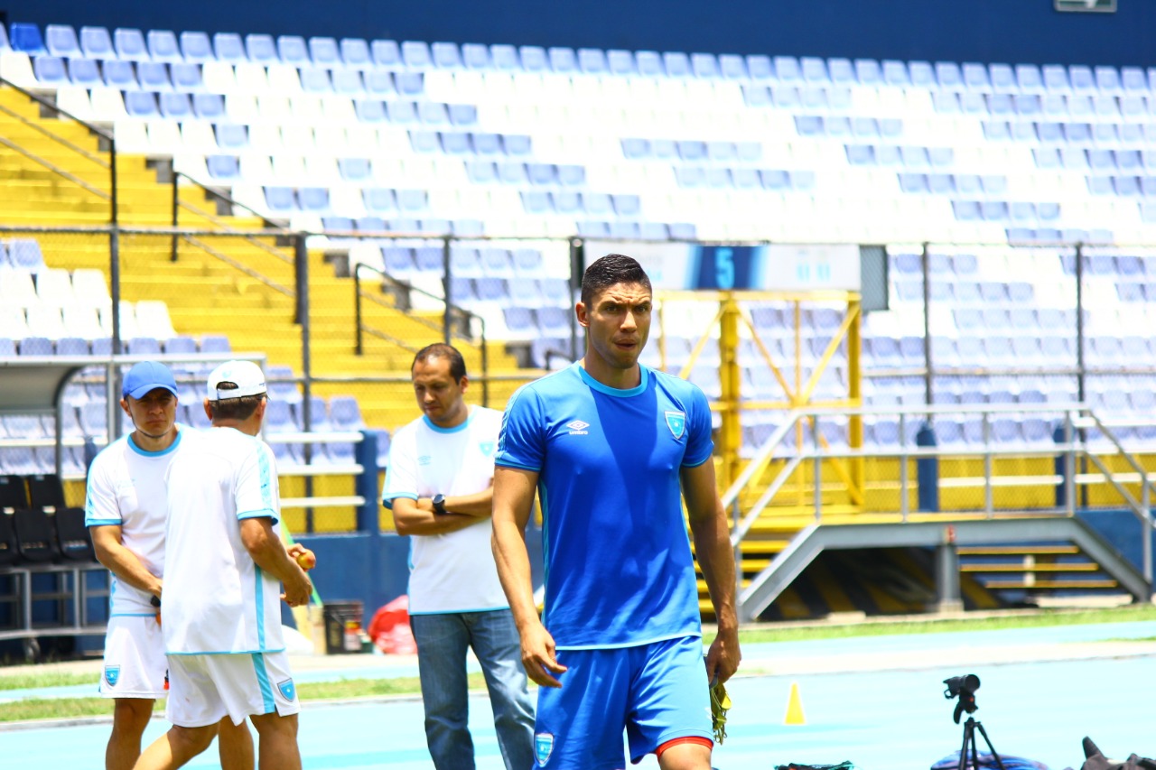 Carlos Gallardo durante el entrenamiento de la Selección Nacional en el estadio Doroteo Guamuch Flores. (Foto Prensa Libre: Luis López).