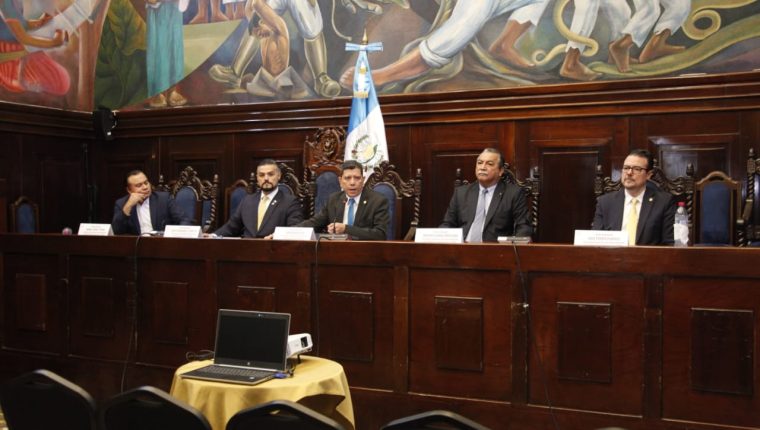 Los diputados que integran la comisión anticicig se reunieron por primera vez en el Salón del Pueblo del Congreso. (Foto Prensa Libre: Noé Medina)