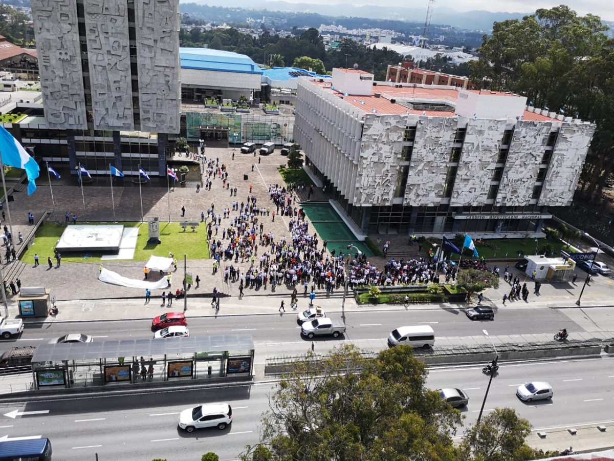 Miles de personas participan en simulacro de terremoto en Centro Cívico