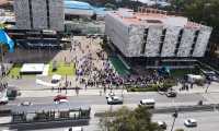 Edificios el Centro Cívico fueron evacuados en un simulacro de terremoto. (Foto Prensa Libre: IGSS / Facebook)