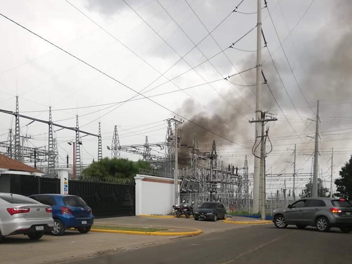 La explosión provocó un incendio que fue controlado por los socorristas de La Esperanza. (Foto Prensa Libre: Cortesía)