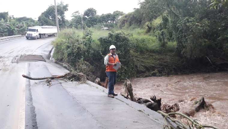Las lluvias de las últimas 24 horas han dejado inundaciones y derrumbes. (Foto Prensa Libre. Conred)
