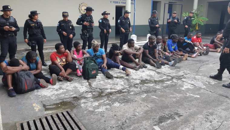 Africanos quedaron detenidos en la comisaría de Escuintla hasta que agentes del IGM asuman el caso. (Foto Prensa Libre: Carlos Paredes)