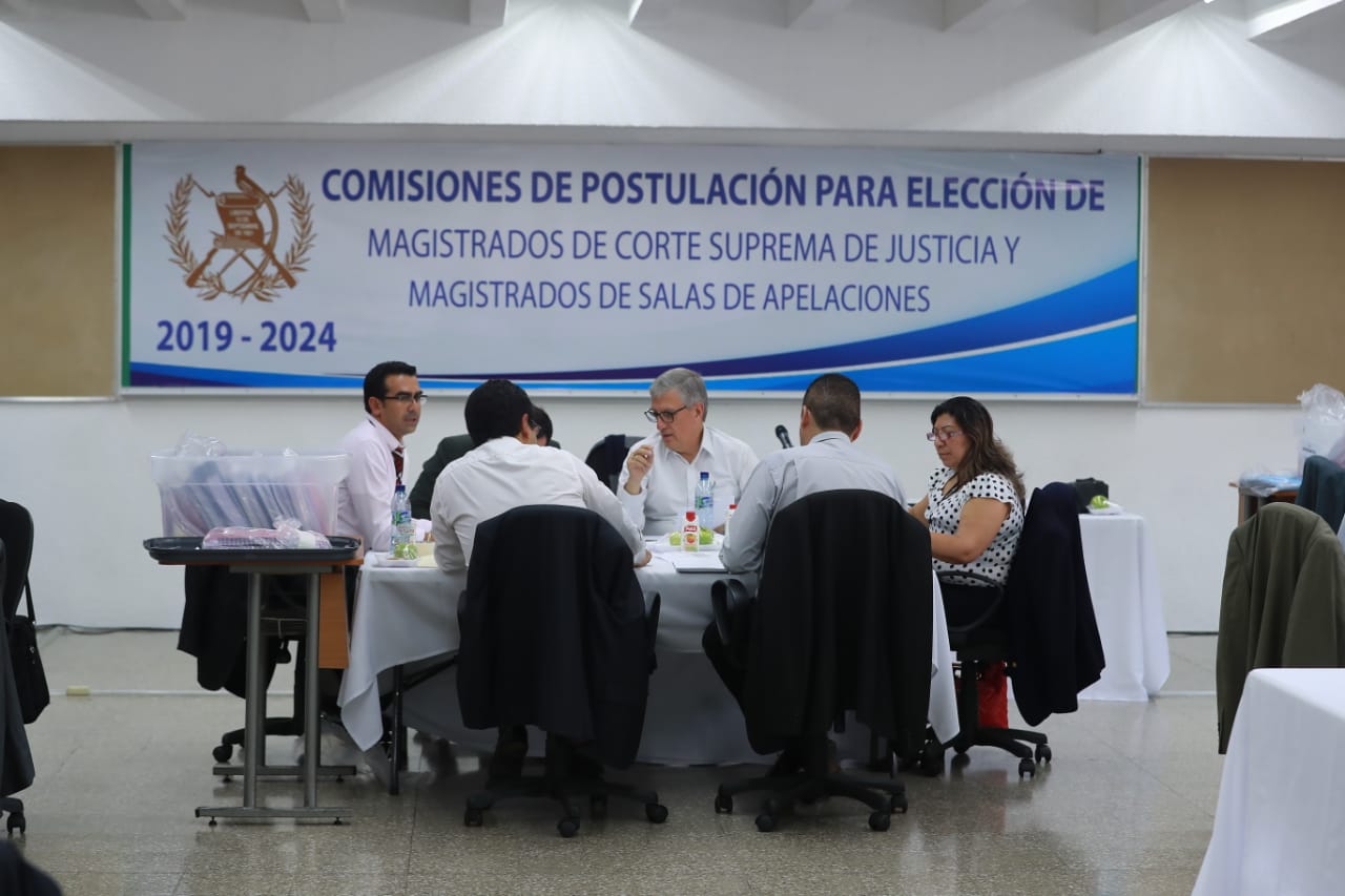 Los comisionados empezaron con la evaluación de los expedientes con base a  la tabla de gradación. (Foto Prensa Libre: Juan Diego González)