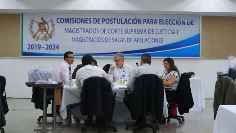 Los comisionados empezaron con la evaluación de los expedientes con base a  la tabla de gradación. (Foto Prensa Libre: Juan Diego González)