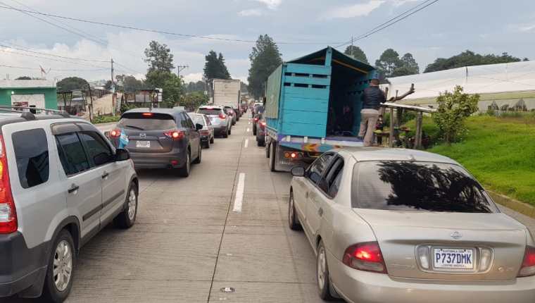 En Chimaltenango se registran filas de vehículos por lo menos de 15 kilómetros hacia la capital. (Foto Prensa Libre: Antonio Ixcot)