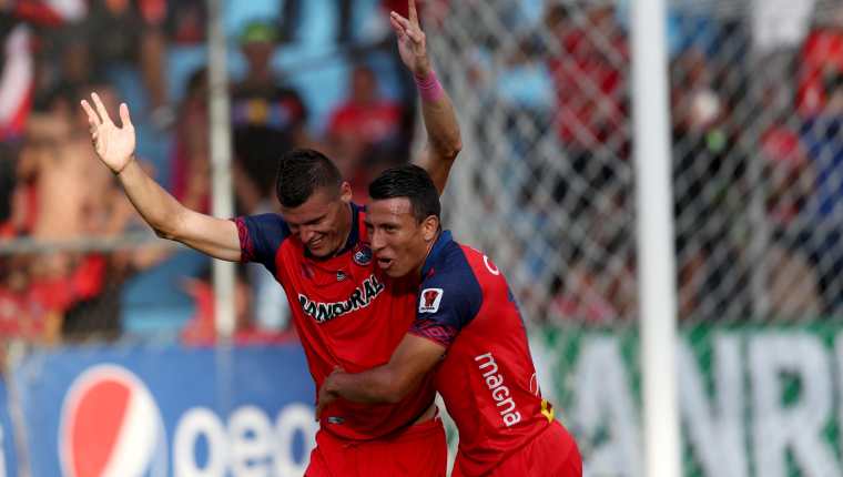 Orlando Moreira celebra tras anotar el gol del triunfo. (Foto Prensa Libre: Carlos Vicente)
