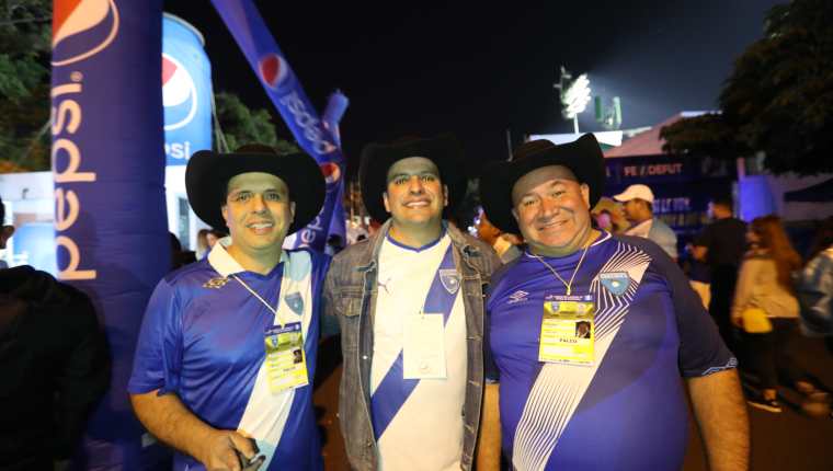 Los Tres Huitecos interpretan junto a Los Miseria Cumbia Bsnda la canción "El doceavo jugador". (Foto Prensa Libre: Francisco Sánchez)