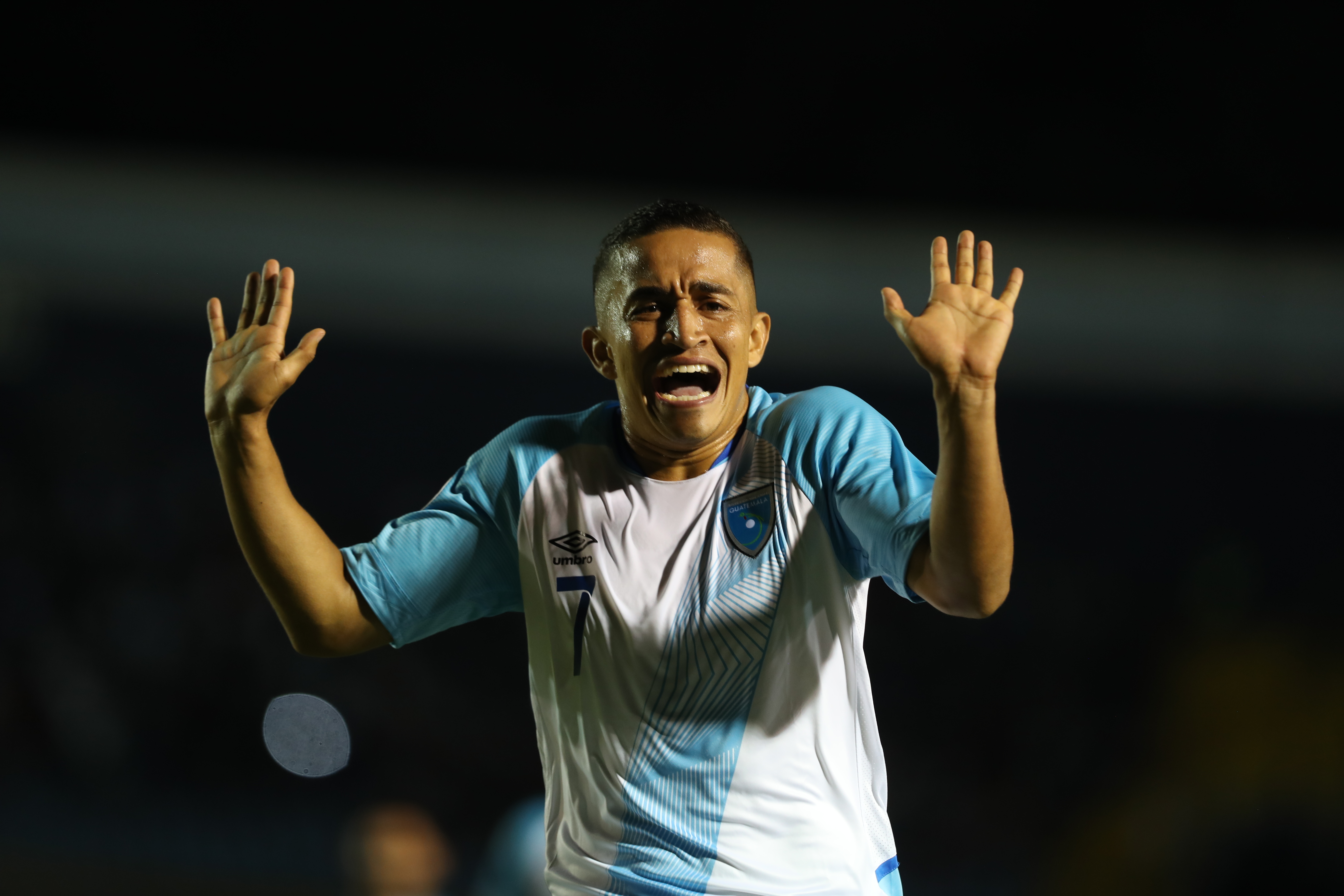 Así fue la particular celebración de Marvin Ceballos después de anotar un golazo de tiro libre en el partido Guatemala Vs Anguila. (Foto Prensa Libre: Francisco Sánchez) 