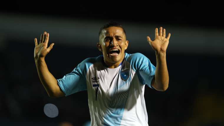 Así fue la particular celebración de Marvin Ceballos después de anotar un golazo de tiro libre en el partido Guatemala Vs Anguila. (Foto Prensa Libre: Francisco Sánchez) 