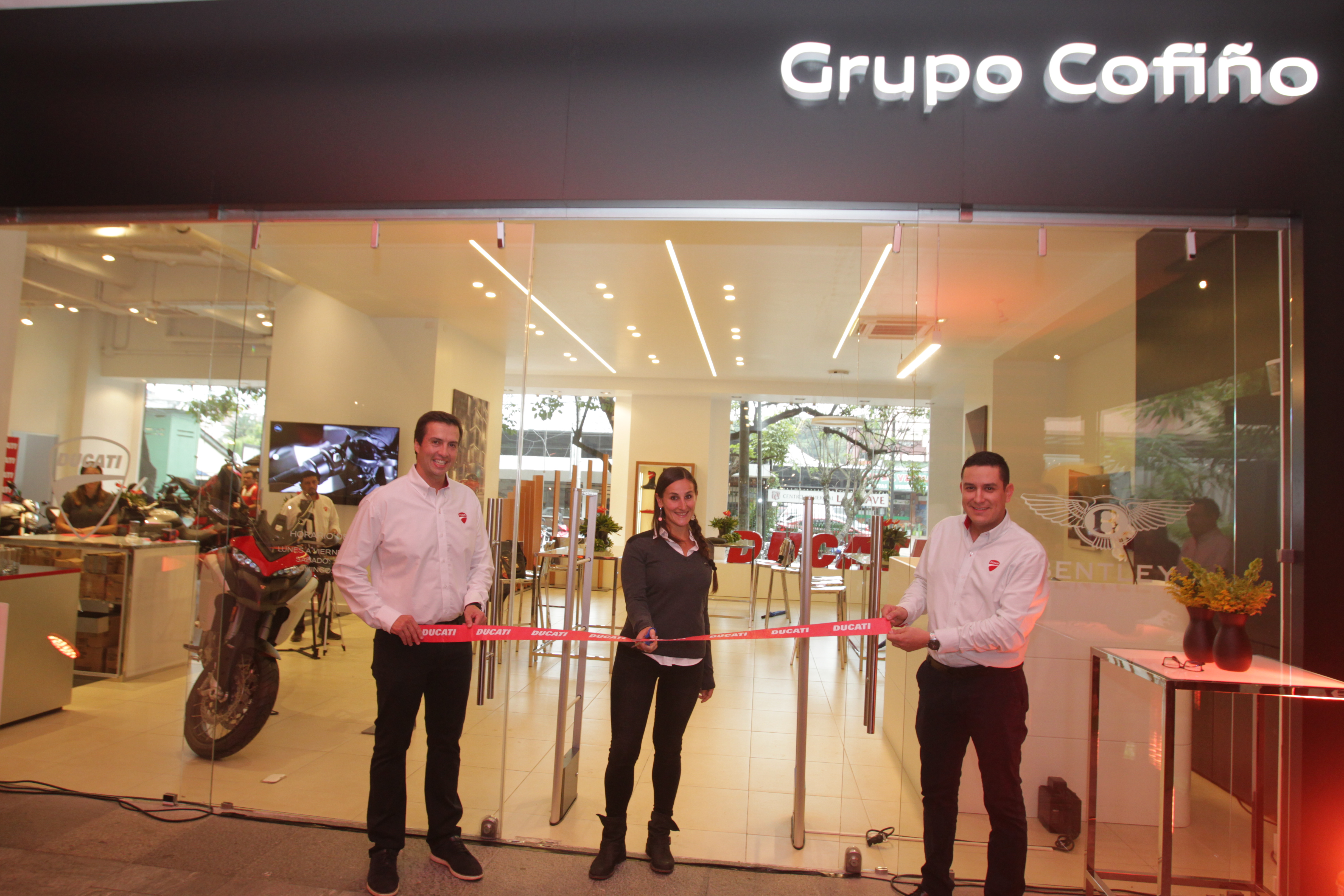 André Dueñas, gerente de marca de Grupo Cofiño; Eleonora Tabaroni Area, Sales Manager de Ducati,  y George Baisi, gerente de ventas de Ducati, inauguraron el Showroom de Ducati. Foto Norvin Mendoza