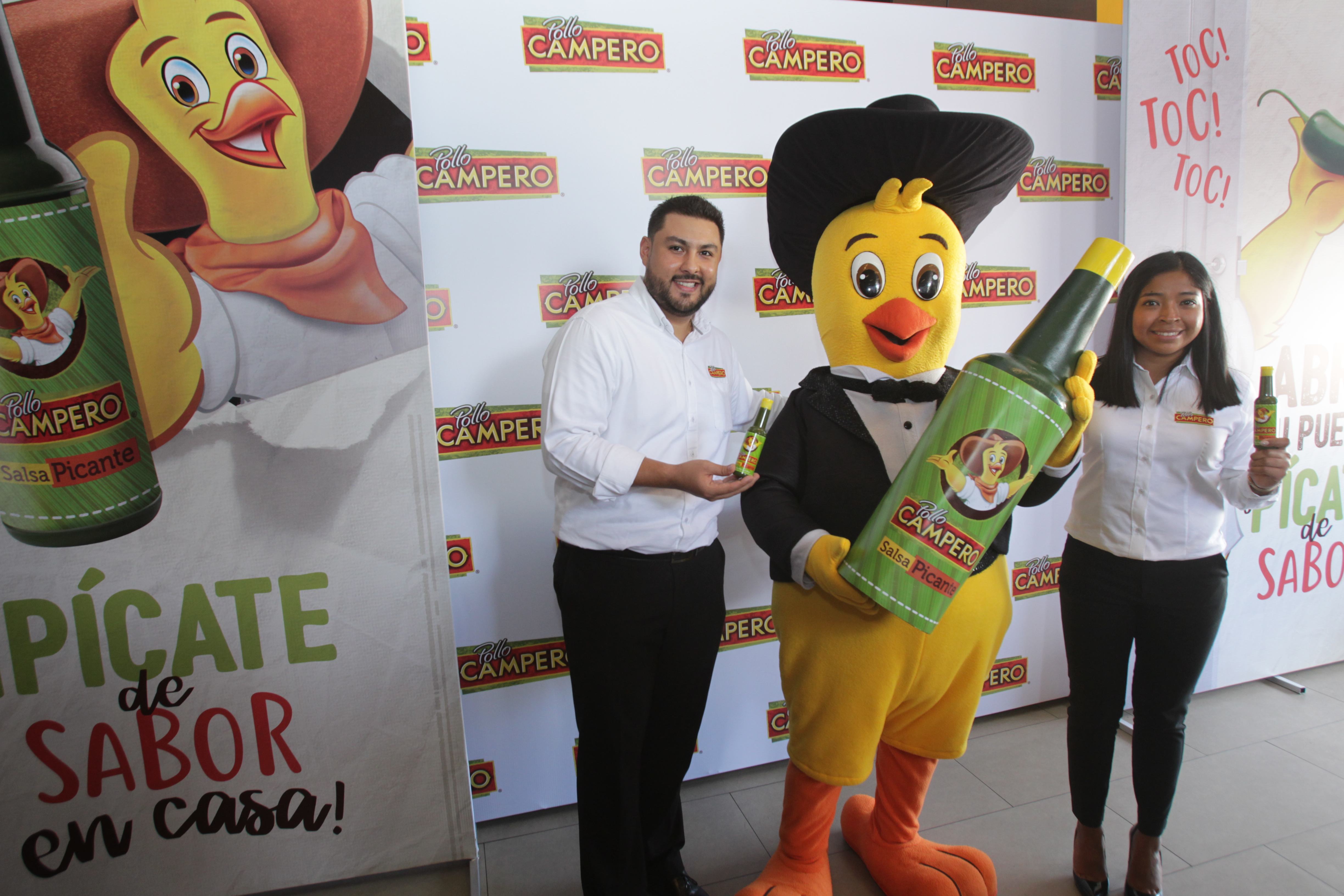 Paulino Portillo, gerente de marca Pollo Campero, y Alejandra Morán, gerente de marcas Salsa Campero, dieron a conocer los detalles de la venta de Salsa Picante Campero. Foto Prensa Libre: Norvin Mendoza