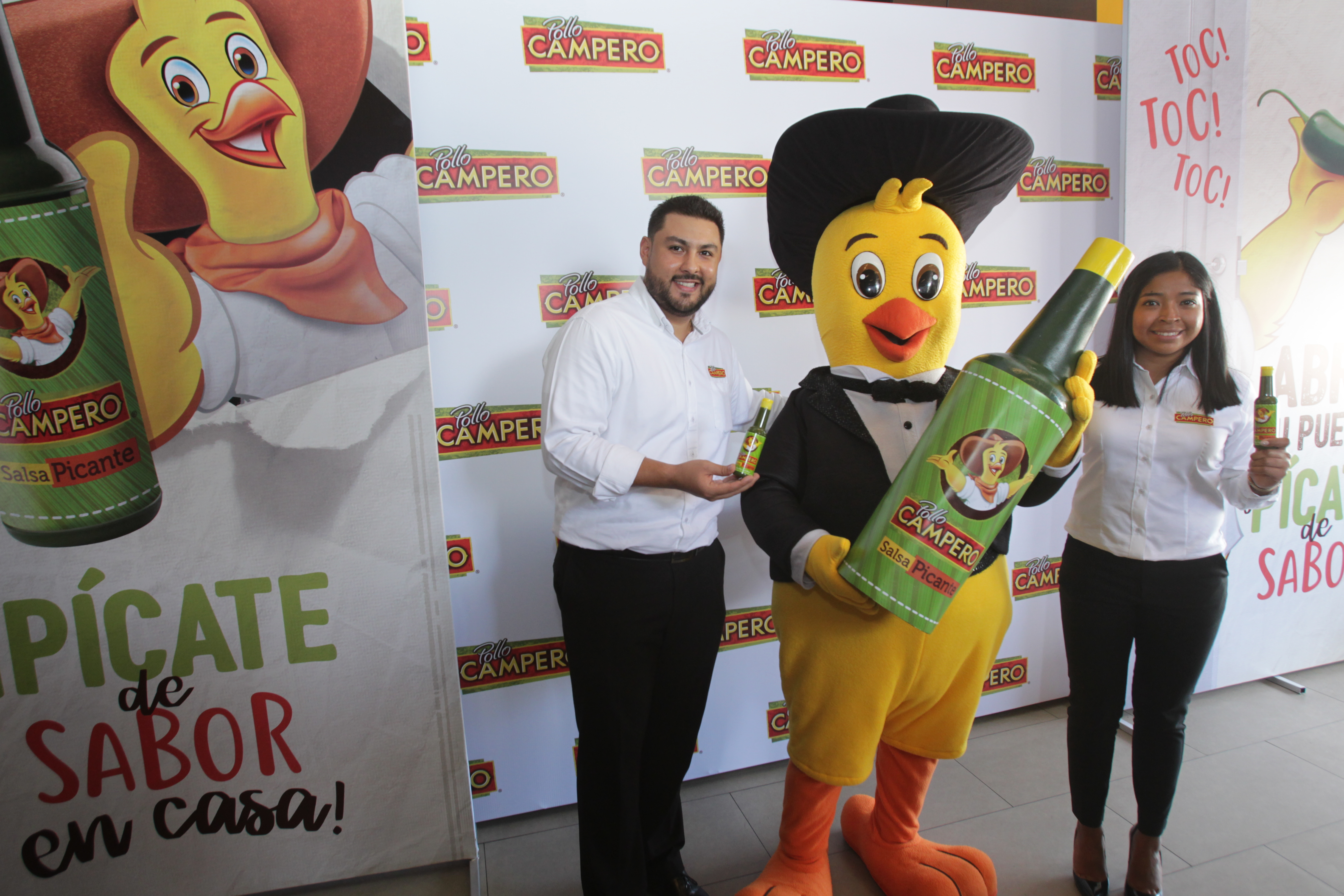 Paulino Portillo, gerente de marca Pollo Campero, y Alejandra Morán, gerente de marcas Salsa Campero, dieron a conocer los detalles de la venta de Salsa Picante Campero. (Foto Prensa Libre: Norvin Mendoza)