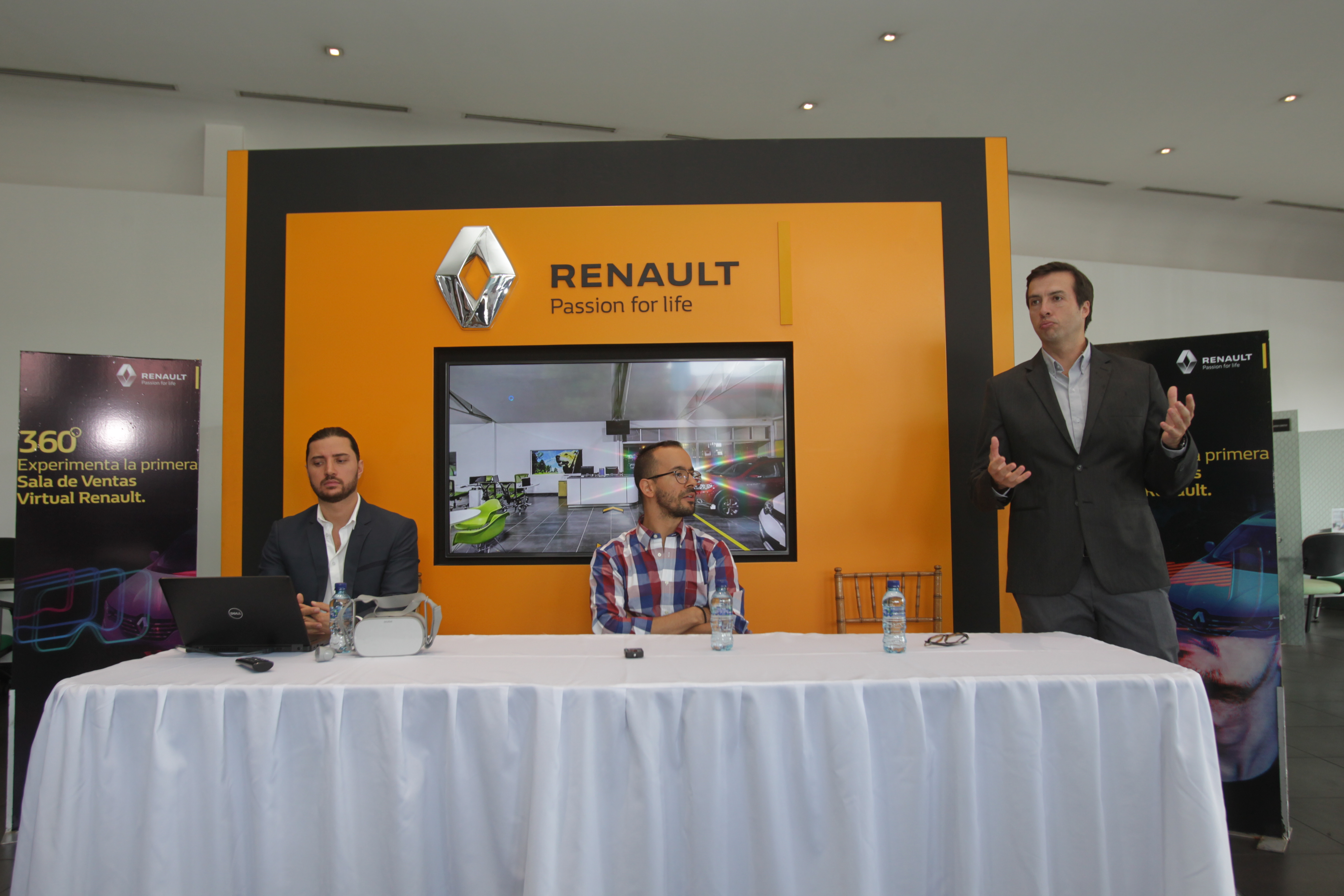 Fernando Valdés, de V360; Jorge Castillo, gerente de medios digitales de Grupo Cofiño, y André Dueñas, gerente de marca de Grupo Cofiño, presentaron el tour virtual 360°. (Foto Prensa Libre: Norvin Mendoza)