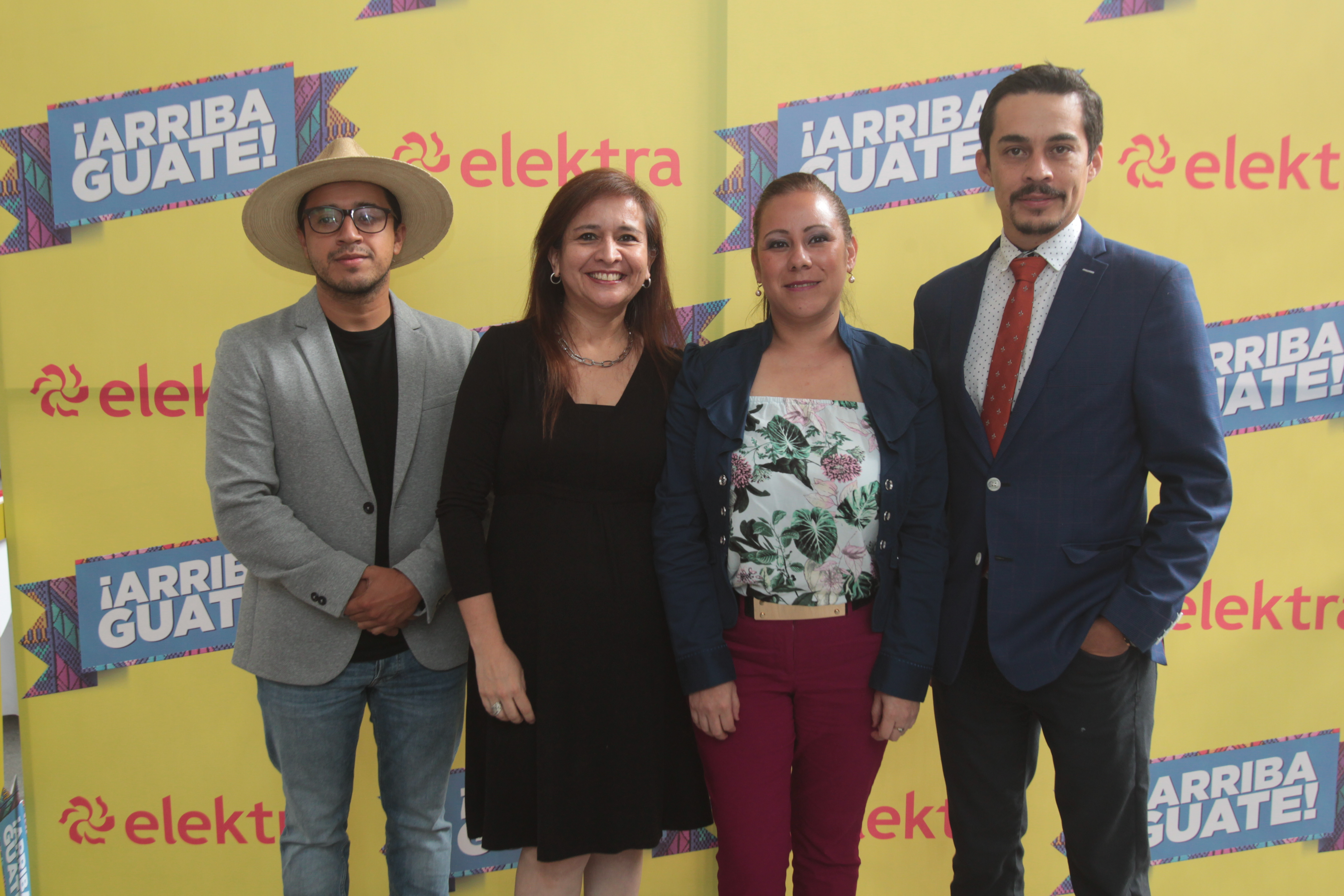 Elektra rindió un homenaje a los guatemaltecos que intentan una mejor calidad de vida para sus paisanos. (Foto Prensa Libre: Norvin Mendoza)