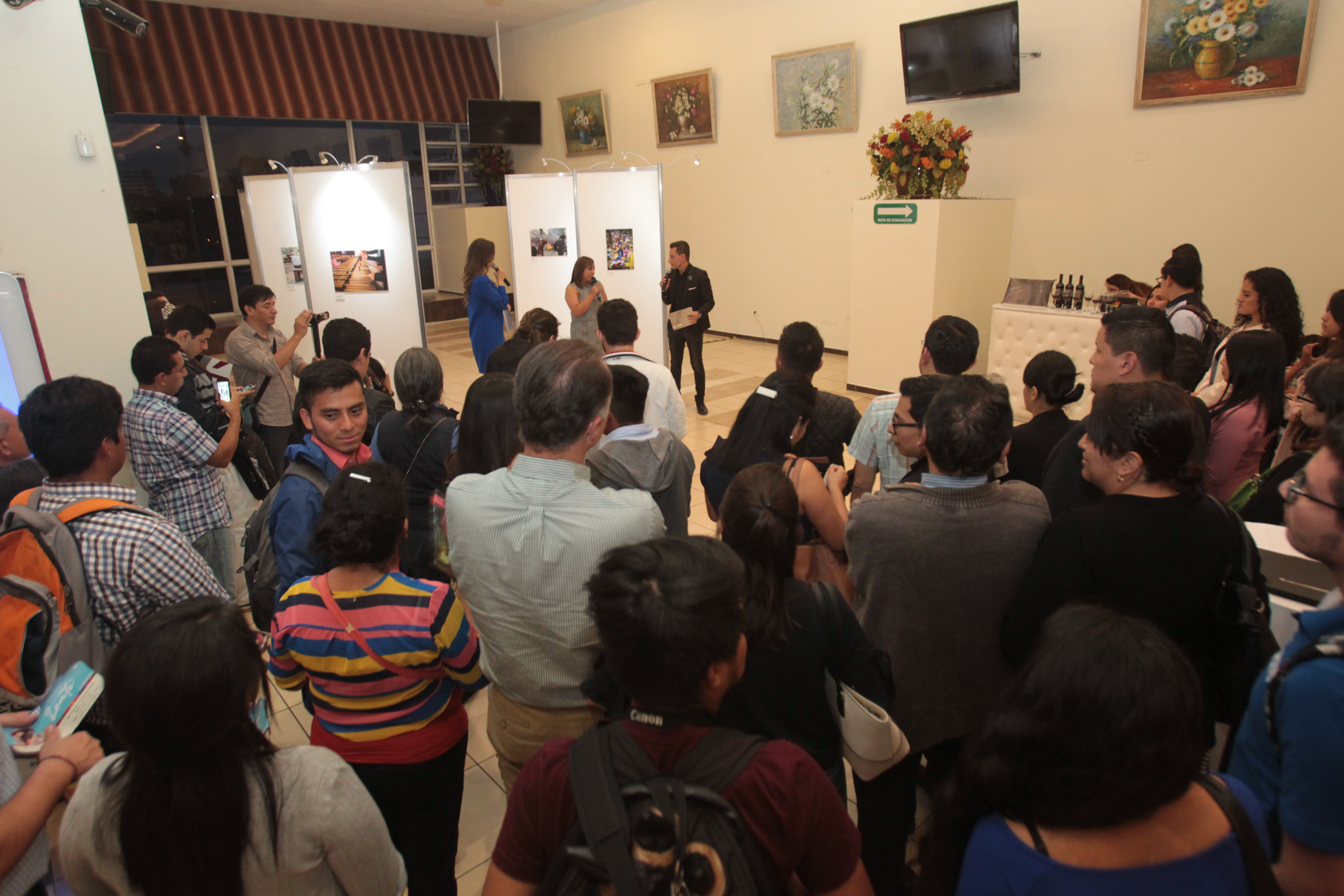 Los guatemaltecos pueden apreciar la exhibición de fotografías en el cuarto nivel del Comercial Los Próceres. Foto Norvin Mendoza