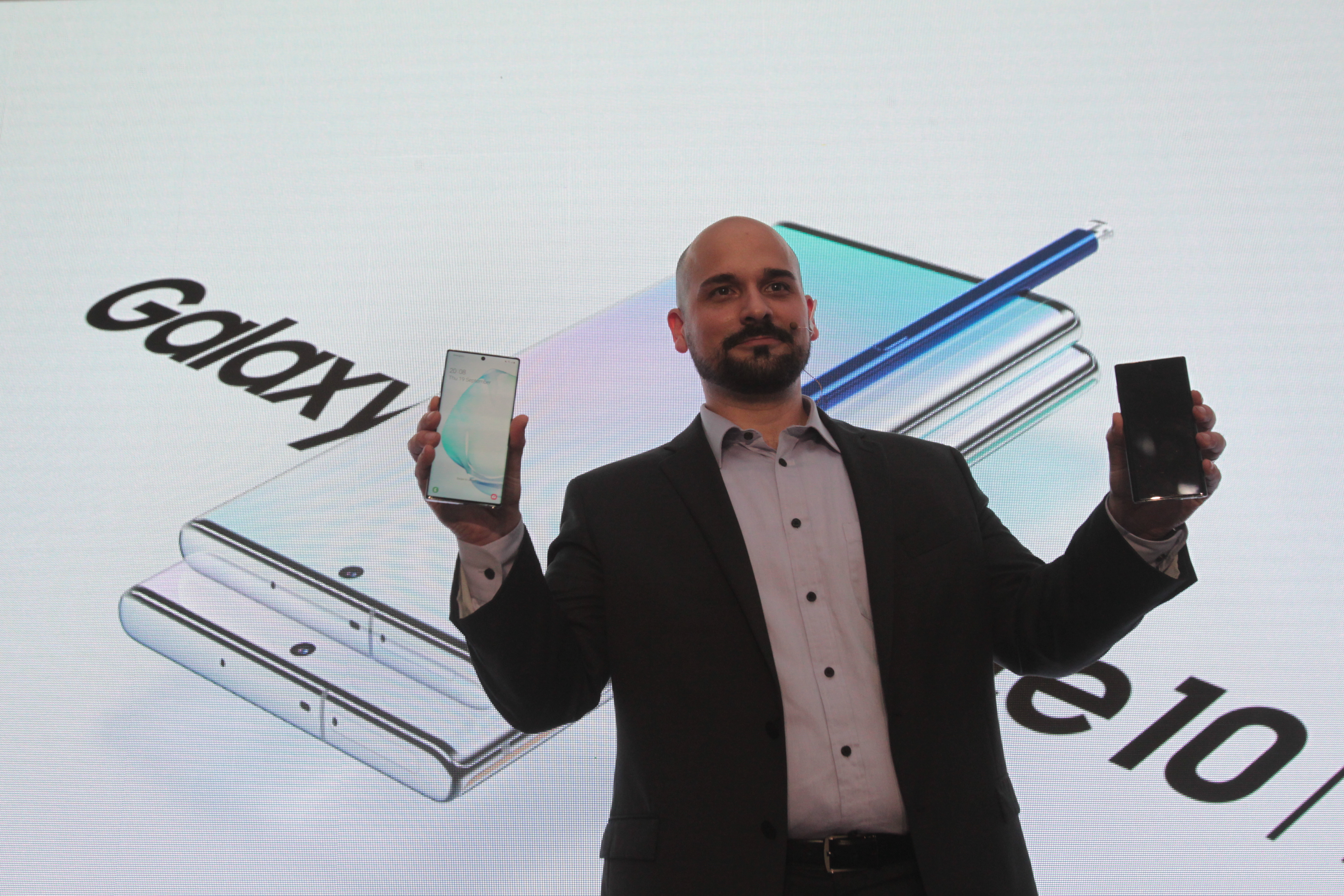 José Urbina, director de móviles de Samsung Electronics Guatemala presentó el nuevo Galaxy Note10. Foto Norvin Mendoza