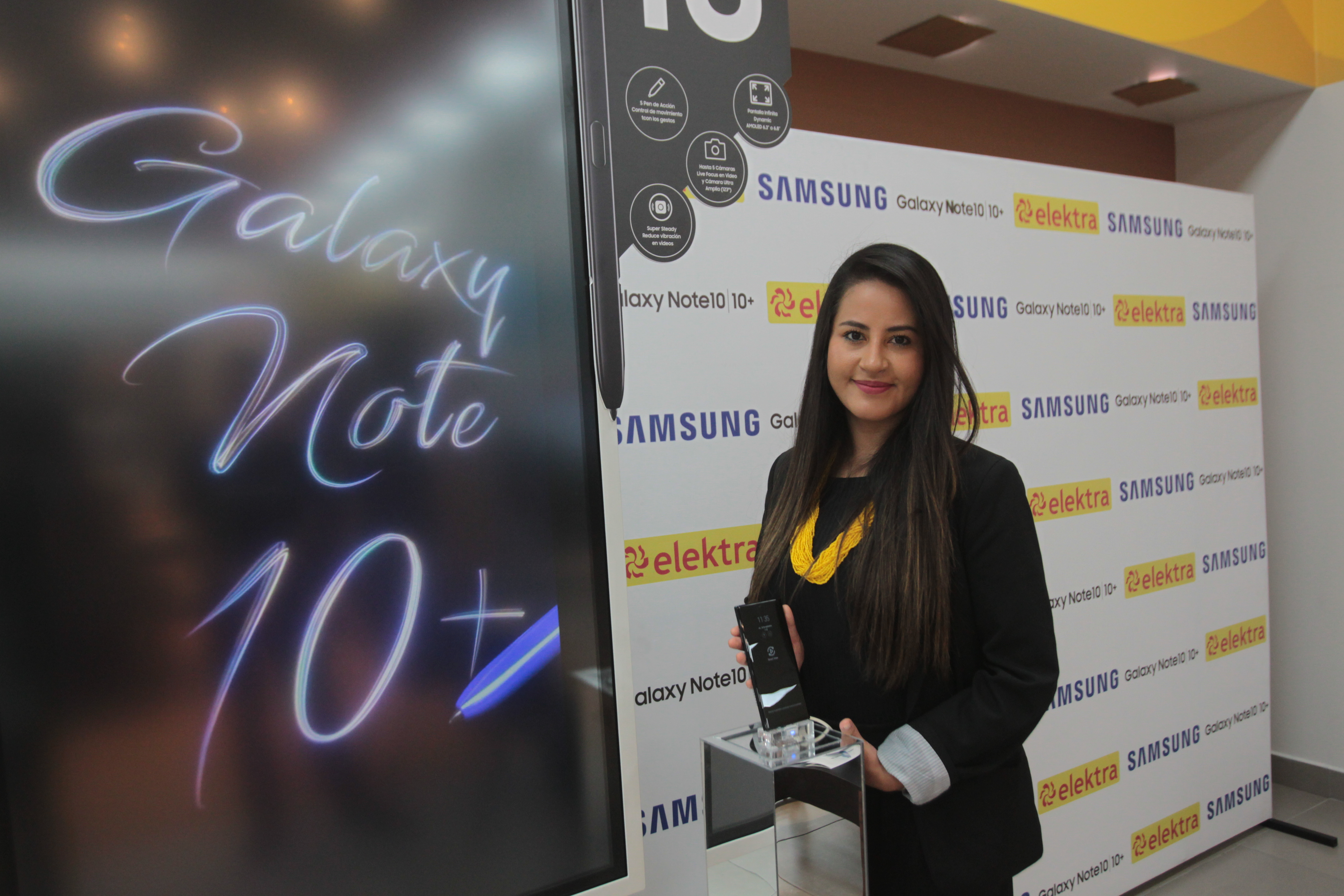 Mónica Amezquita, gerente de producto de Elektra Guatemala, comentó los beneficios de adquirir la nueva gama de celulares Samsung en Tiendas Elektra. Foto Norvin Mendoza