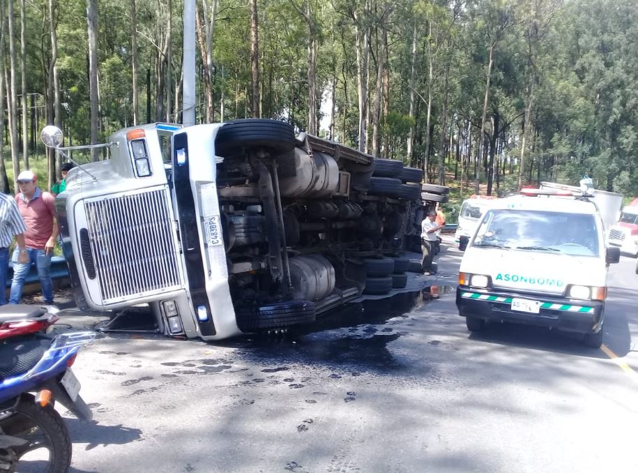 Lugar del accidente en el kilómetro 21 de la ruta de Bárcenas, Villa Nueva, al Pacífico. (Foto: Dalia Santos). 