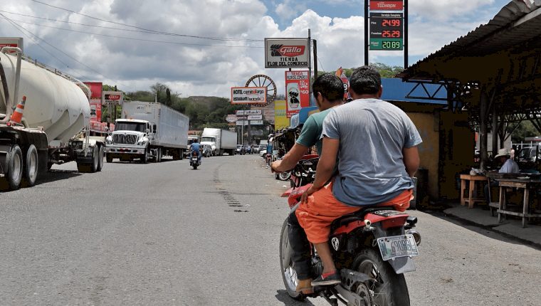El paso por El Rancho, San Agustín Acasaguastlán, se ha convertido en un dolor de cabeza. (Foto Prensa Libre: Hemeroteca PL)