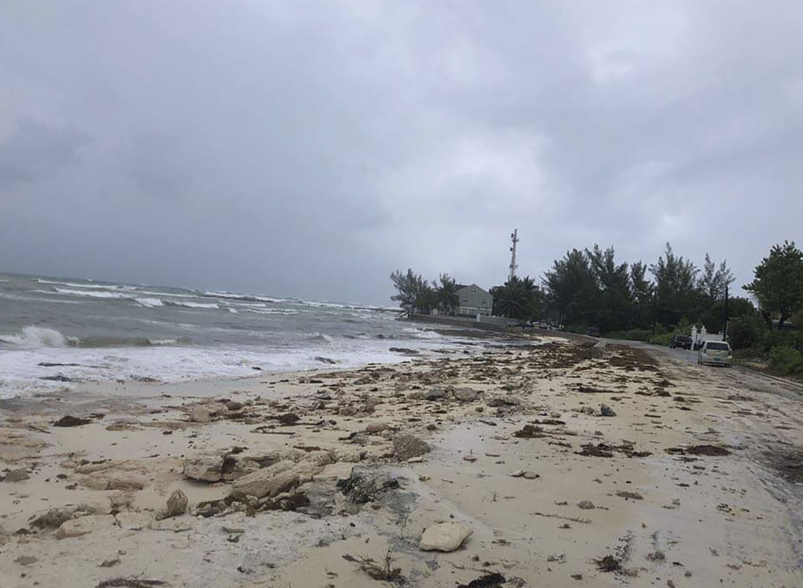 El huracán Dorian de categoría 5 llegó a un archipiélago de las Bahamas. (Foto Prensa Libre: AFP)