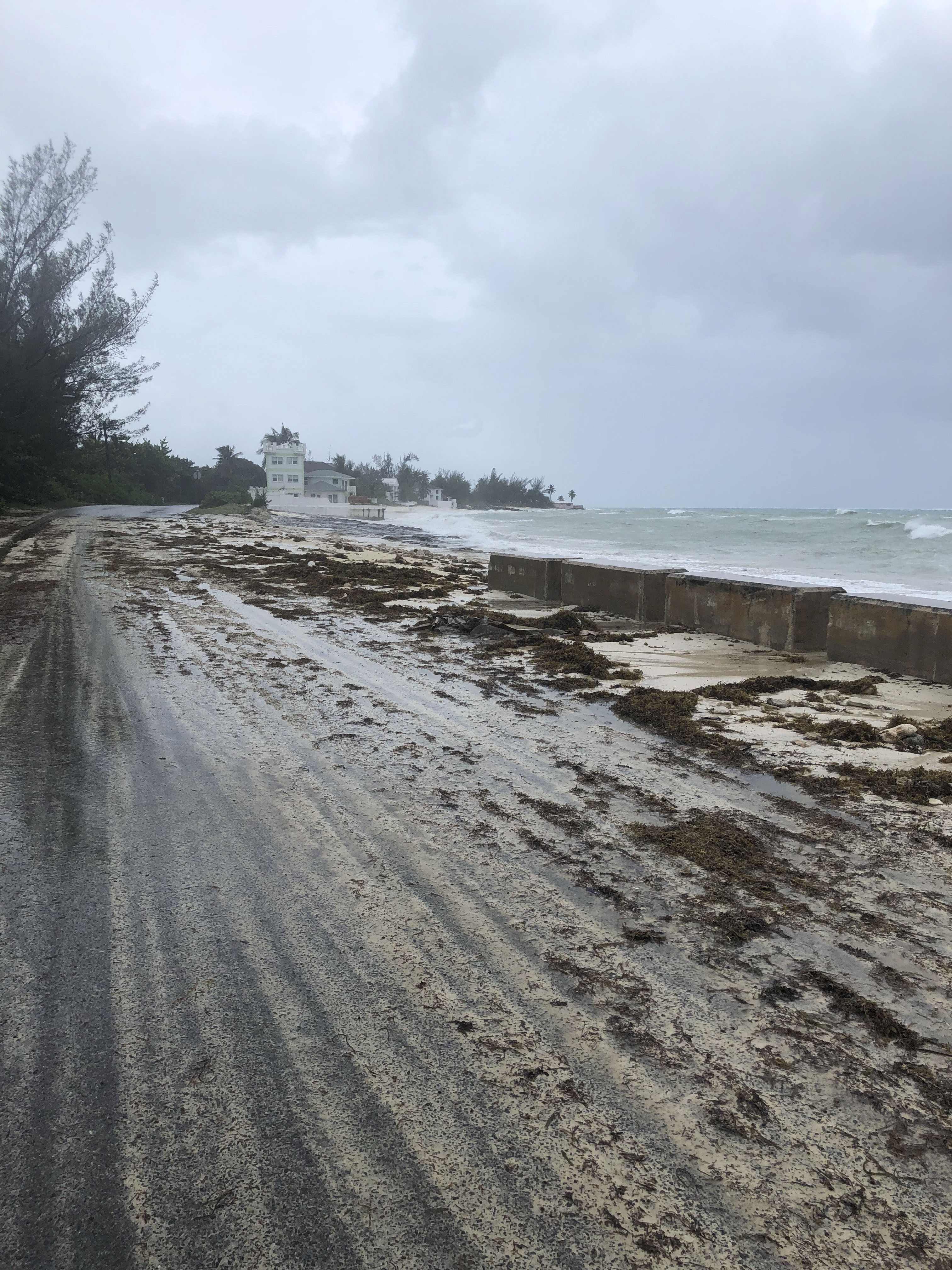El huracán Dorian ha dejado varios estragos a su paso. (Foto Prensa Libre: AFP)