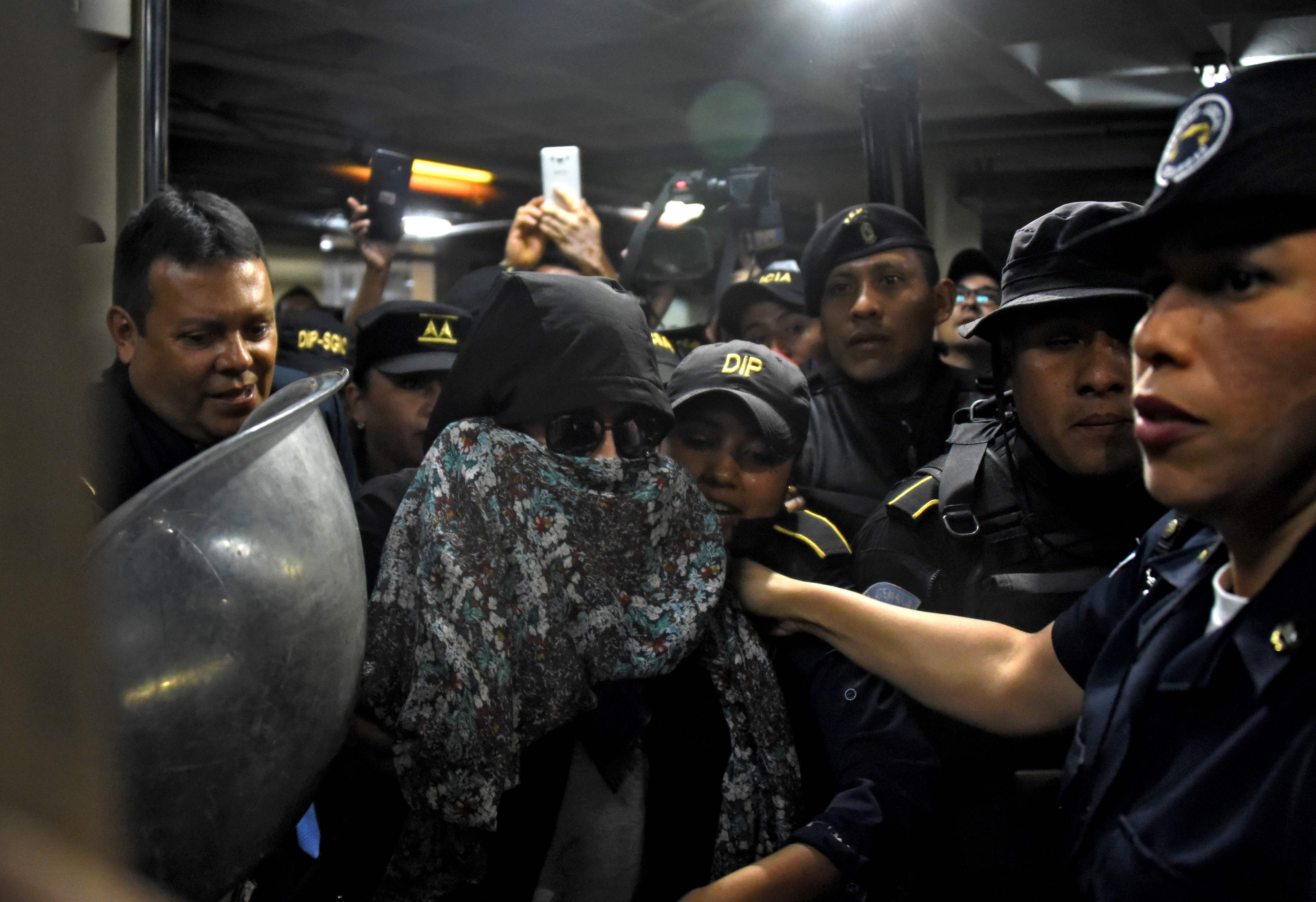 La excandidata presidencial Sandra Torres durante su captura. (Foto Prensa Libre: AFP)