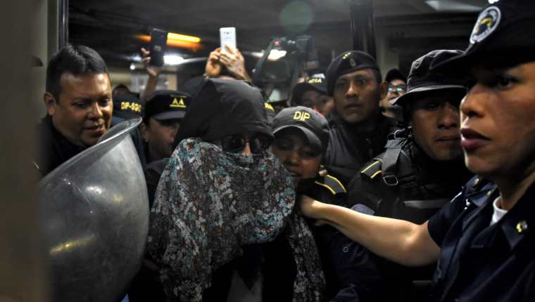 La excandidata presidencial Sandra Torres durante su captura. (Foto Prensa Libre: AFP)