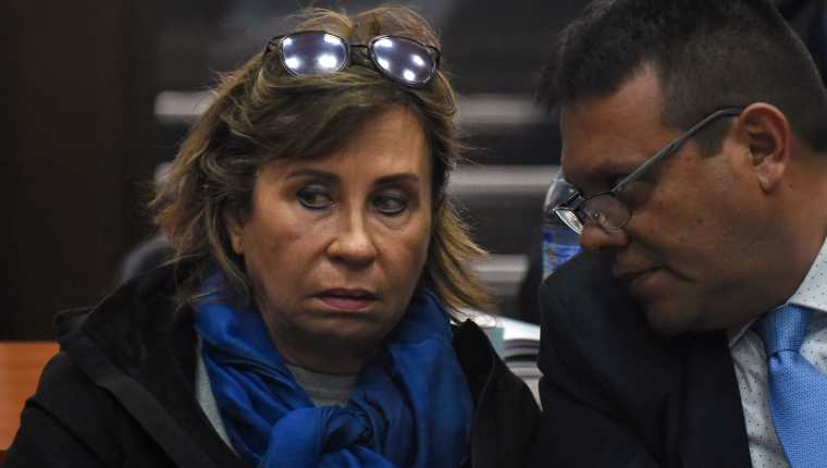 Sandra Torres junto a su abogado Vinicio Salvatierra. (Foto Prensa Libre: Hemeroteca PL)