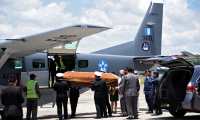 Guatemalan Army members unload the coffin of one of three soldiers killed in El Estor municipality, Izabal department, upon its arrival at the Air Force Base in Guatemala City on September 05, 2019. - A group of alleged drug traffickers executed three soldiers in northern Guatemala after an ambush on Tuesday in which three other military men were wounded and two went missing, government sources reported. (Photo by Johan ORDONEZ / AFP)