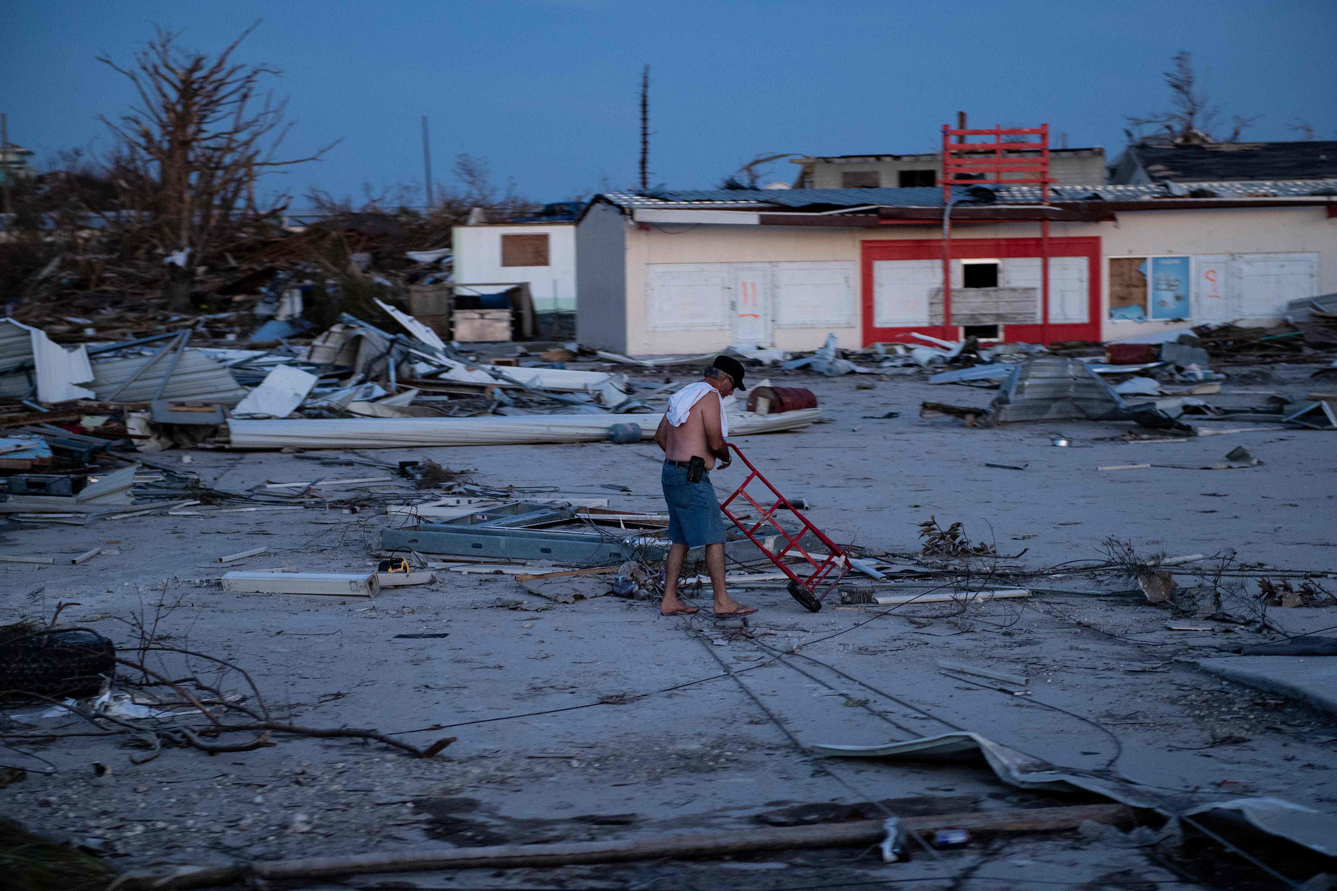 La vista desoladora de varias casas destruidas puede observarse en las Bahamas. (Foto Prensa Libre: AFP)