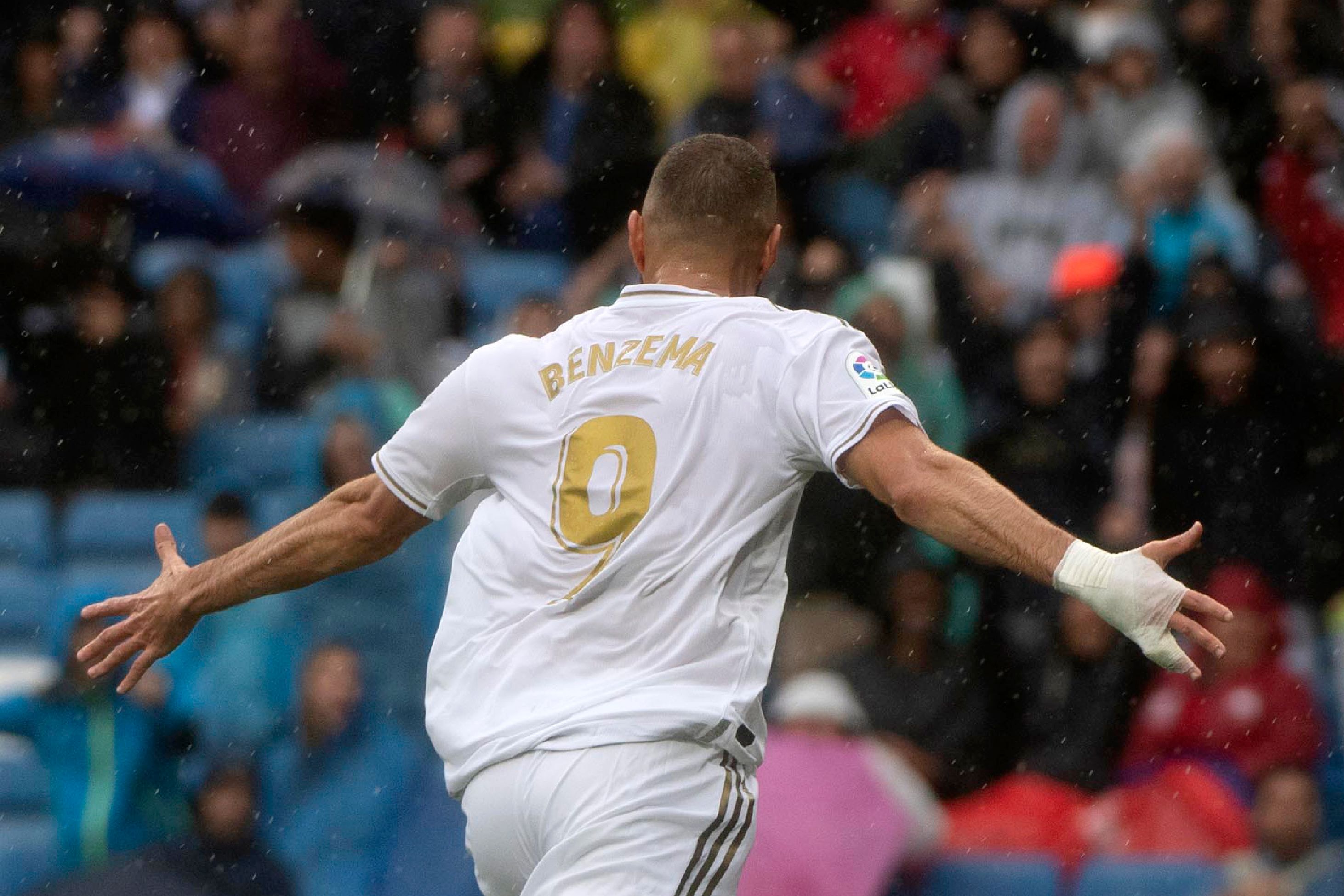 El delantero francés Karim Benzema anotó dos goles para el triunfo del Real Madrid. (Foto Prensa Libre: AFP)