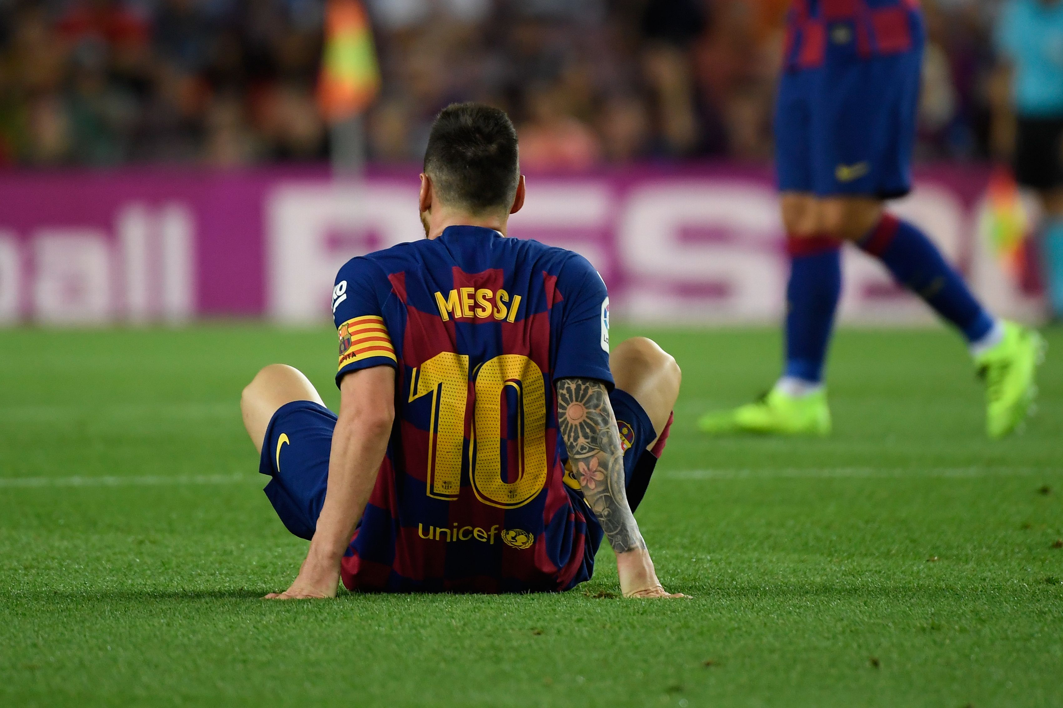 Lionel Messi no pudo terminar el juego en el Camp Nou. (Foto Prensa Libre: AFP)