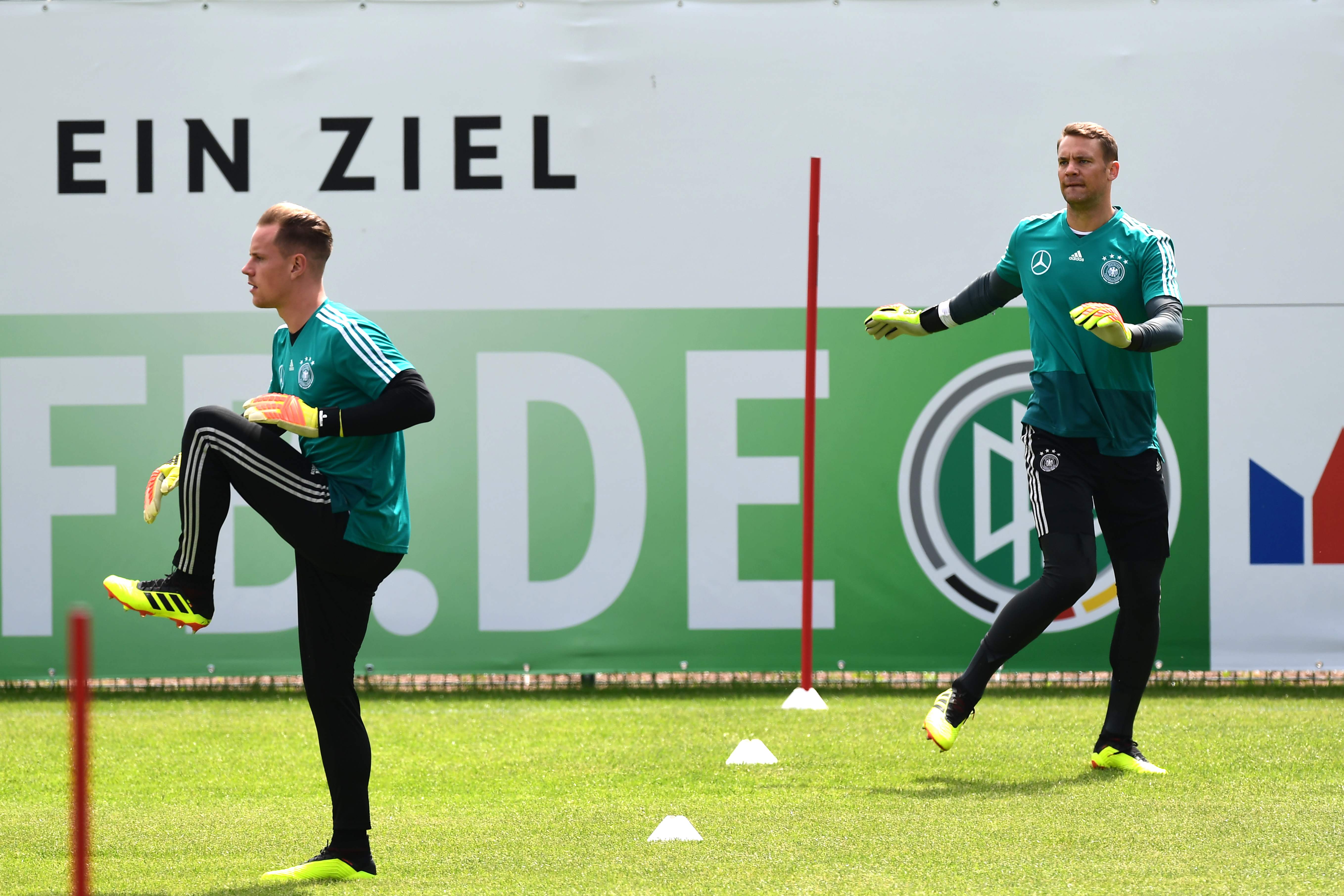 Ter Stegen y Neuer, los guardametas de la Selección de Alemania. (Foto Prensa Libre: AFP)