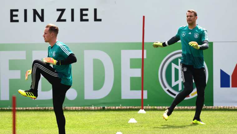 Ter Stegen y Neuer, los guardametas de la Selección de Alemania. (Foto Prensa Libre: AFP)