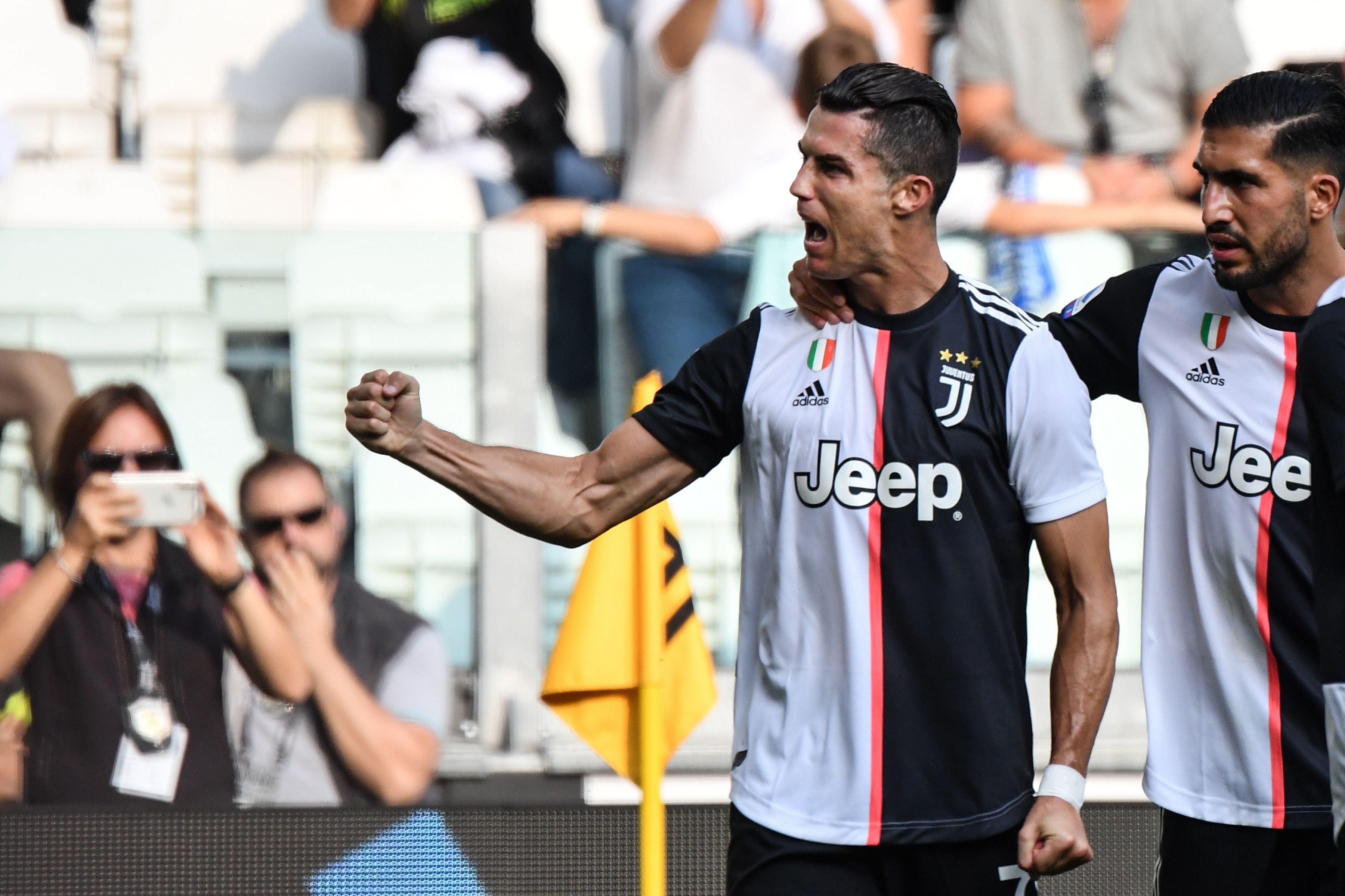 Cristiano Ronaldo celebra tras anotar en el partido de la Juventus contra el SPAL. (Foto Prensa Libre: AFP).