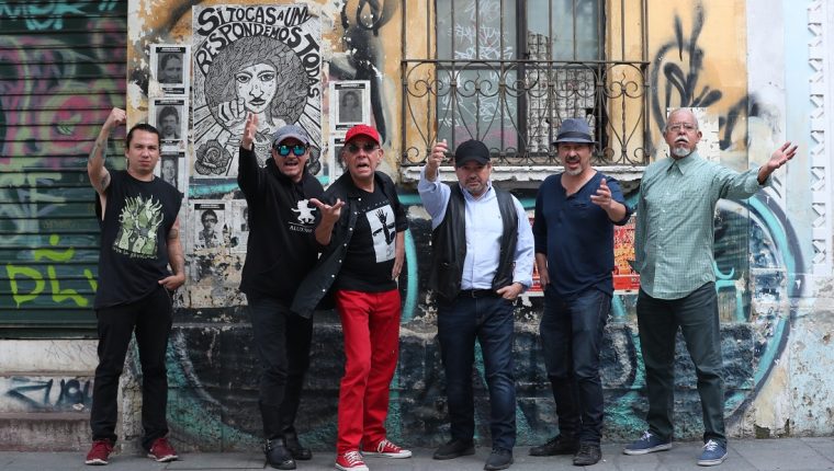 Paulo Alvarado -tercero de izquierda a derecha- es retirado de la banda por un señalamiento en su contra. (Foto Prensa Libre: Hemeroteca PL). 
