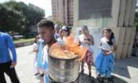 Trasladar el fuego patrio en antorchas es una tradición que cuenta con muchos seguidores y detractores en Guatemala. (Foto Prensa Libre: Hemeroteca PL)