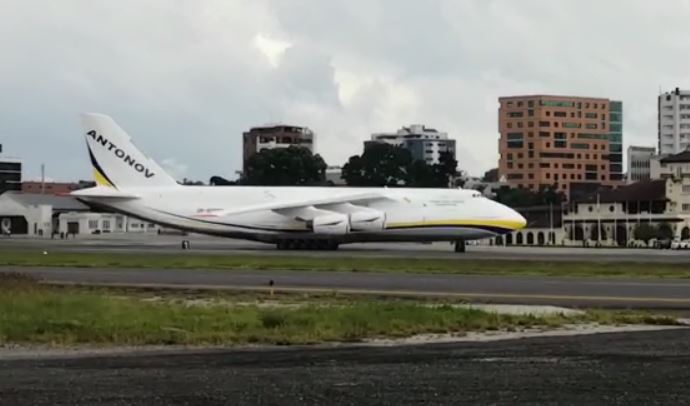 Llega el Antonov, uno de los aviones de carga más grandes del mundo que traslada helicópteros para la PNC