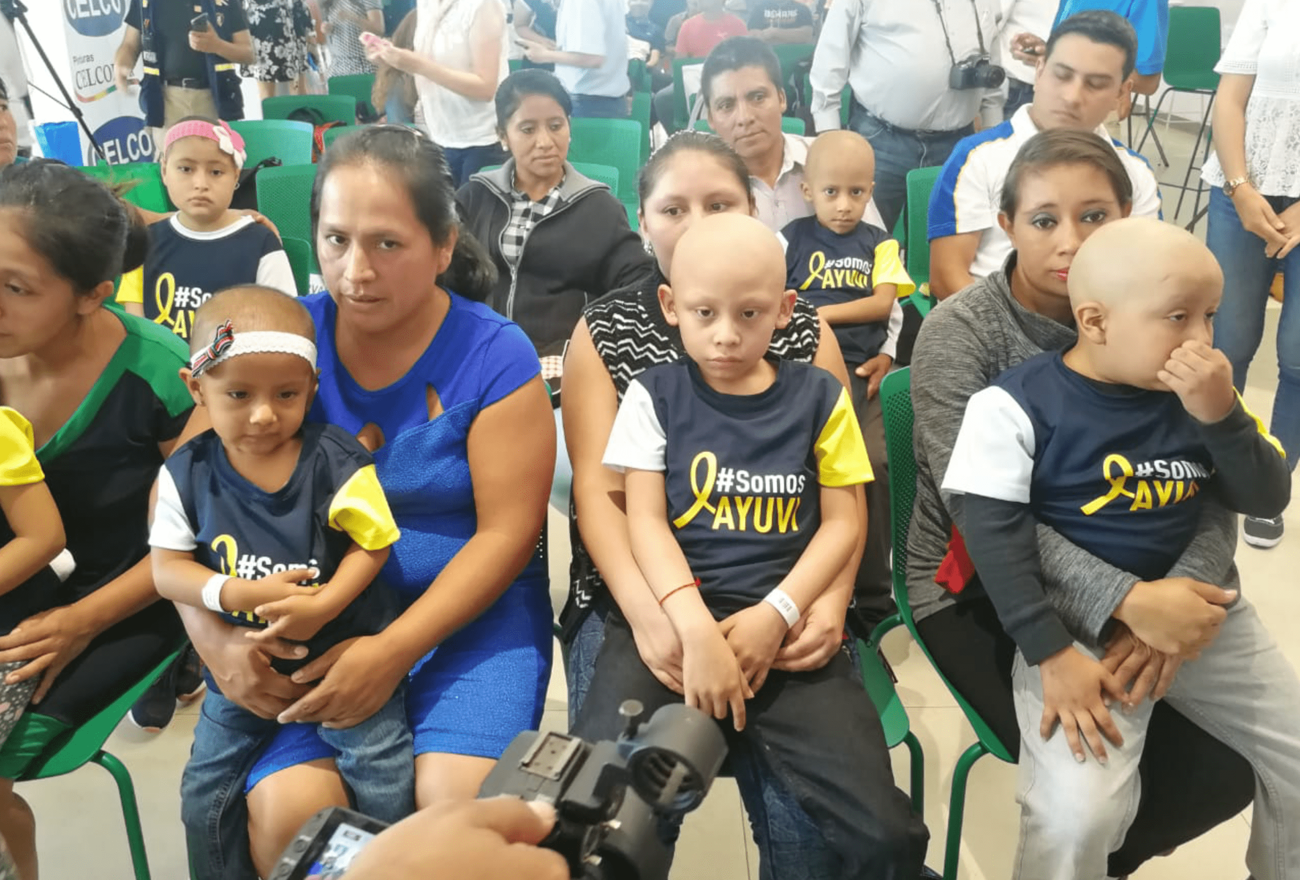 Varios niños de Ayuvi estuvieron presentes en la presentación de la 59 Vuelta a Guatemala, la cual será dedicada a ellos. (Foto Prensa Libre: Carlos Vicente) 