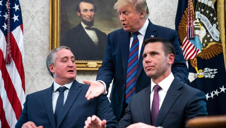 El acuerdo de tercer país seguro se firmó el 26 de julio de 2019 por el ministro de Gobernación, Enrique Degenhart, y el secretario de Seguridad Interna de EE. UU., Kevin McAleenan. (Foto Prensa Libre: EFE)