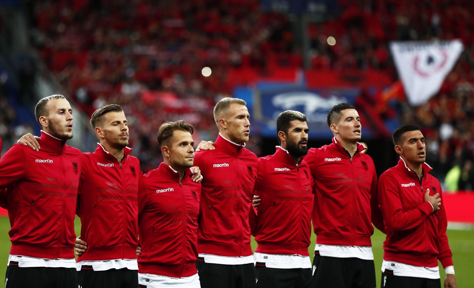 Los seleccionados de Albania se vieron sorprendidos cuando en lugar de su himno sonó el de Andorra. (Foto Prensa Libre: EFE).
