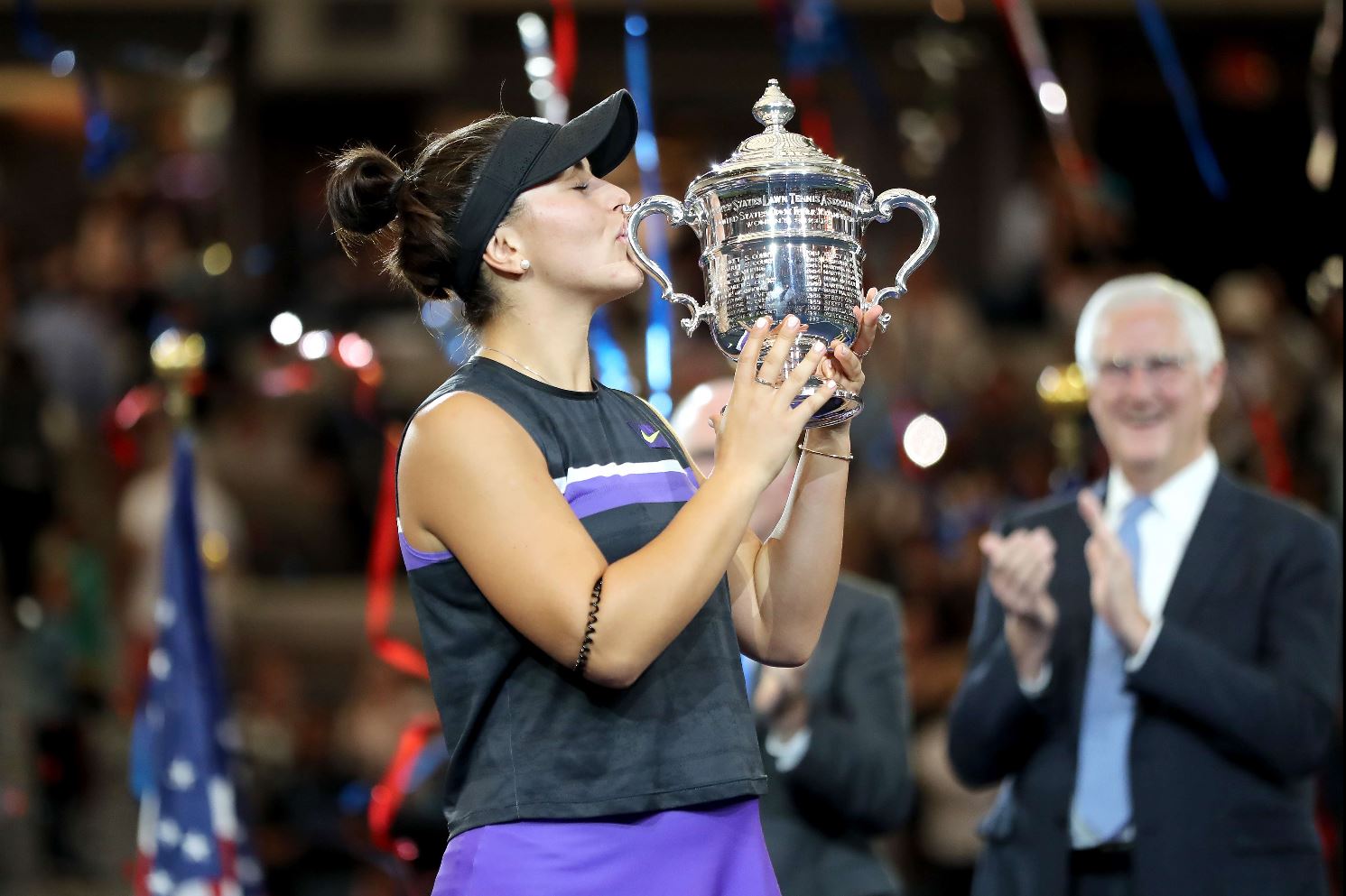 La canadiense Bianca Andreescu festeja con el trofeo de campeona, después de haber vencido a la estadounidense Serena Williams. (Foto Prensa Libre: AFP).