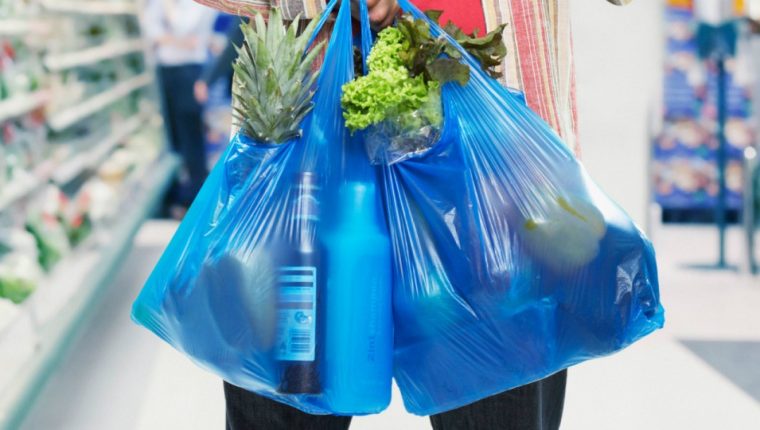Con la nueva disposición del Gobierno dentro de dos años solo se podrán usar bolsas biodegradables, pero sector de plástico indica que esa no es la solución a los problemas de contaminación en el país. (Foto, Prensa Libre: Hemeroteca PL).