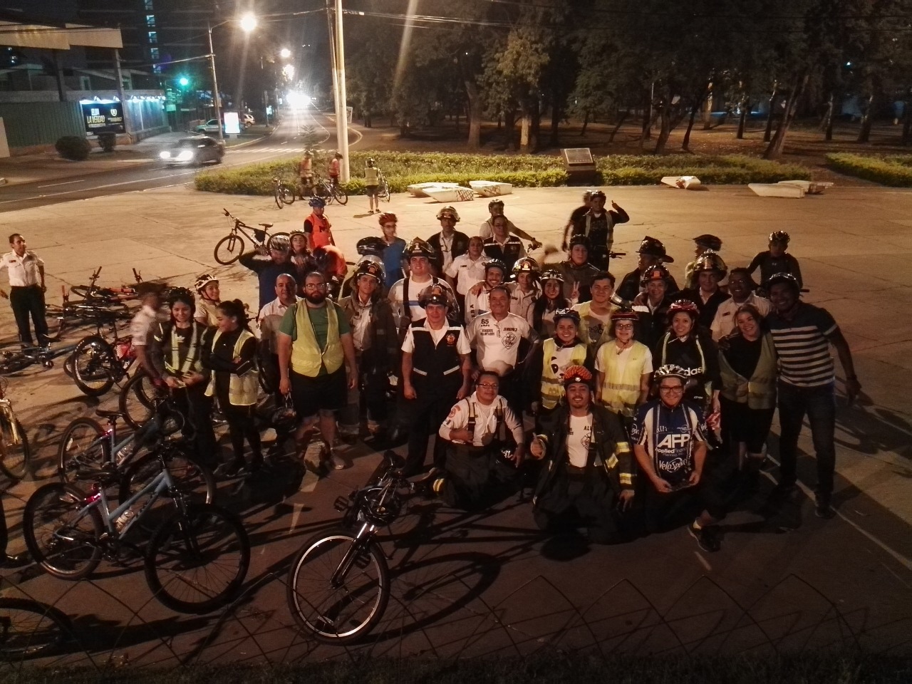 Ciclistas de varios sectores de la Ciudad de Guatemala participan en un colazo nocturno en beneficio de los bomberos Voluntarios. (Foto Prensa Libre: Cortesía)