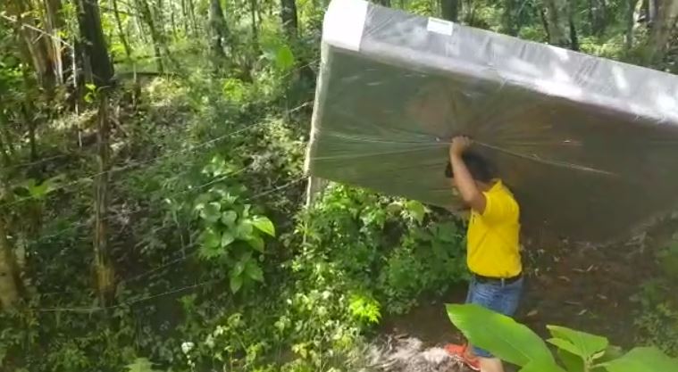 Trabajador de almacén de electrodomésticos traslada una de las camas hacia la casa de la familia de José Barrondo. (Foto Prensa Libre: Cortesía)