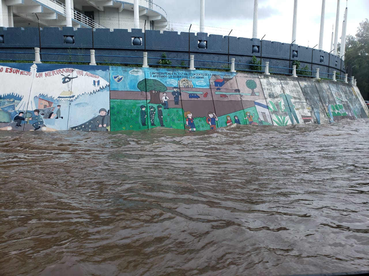 Inundación en los alrededores del Campo Marte. (Foto Prensa Libre: Cortesía). 